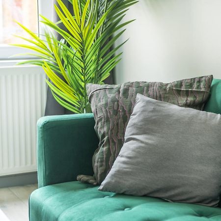 Stanion Luxurious 3 Bedroom Modern House Northamptonshire, Double, Twins, Single, Free Parking, Free Wi-Fi, Pets, Up To 8 Sleeps, 4 Smart Tvs Corby Eksteriør billede