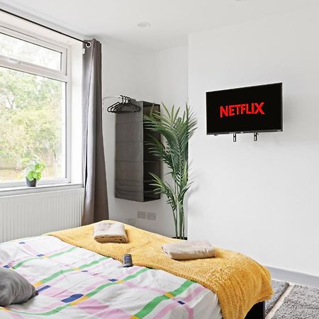 Stanion Luxurious 3 Bedroom Modern House Northamptonshire, Double, Twins, Single, Free Parking, Free Wi-Fi, Pets, Up To 8 Sleeps, 4 Smart Tvs Corby Eksteriør billede