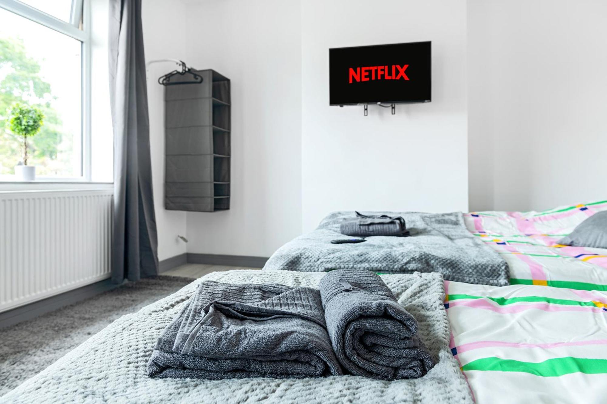 Stanion Luxurious 3 Bedroom Modern House Northamptonshire, Double, Twins, Single, Free Parking, Free Wi-Fi, Pets, Up To 8 Sleeps, 4 Smart Tvs Corby Eksteriør billede
