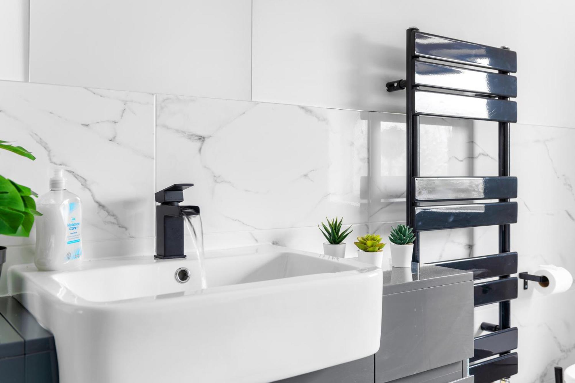 Stanion Luxurious 3 Bedroom Modern House Northamptonshire, Double, Twins, Single, Free Parking, Free Wi-Fi, Pets, Up To 8 Sleeps, 4 Smart Tvs Corby Eksteriør billede